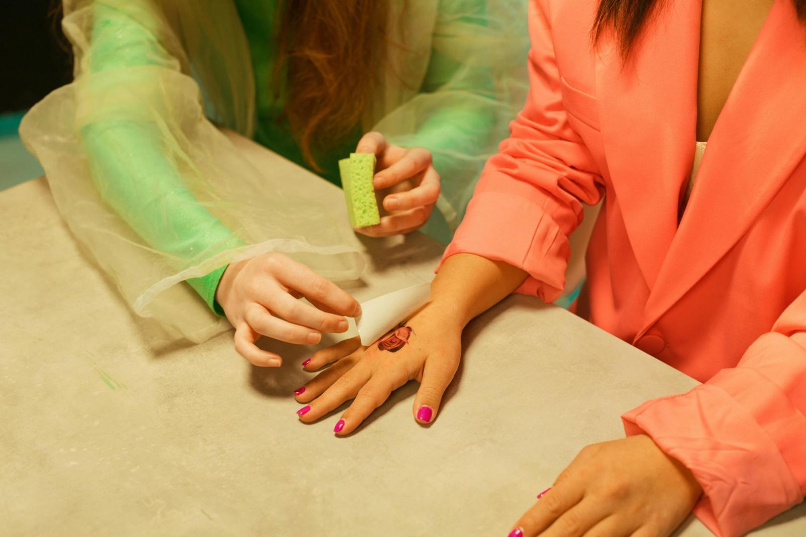 Estudiantes practicando técnicas de nail art en nuestro taller especializado